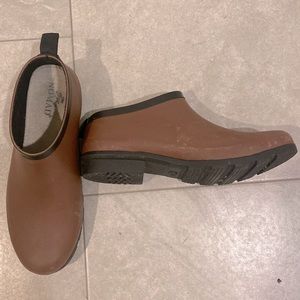 Nomad slip-on rain shoes